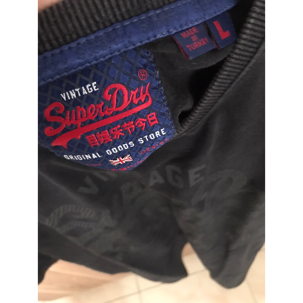 Superdry สีดําบนสีดํา