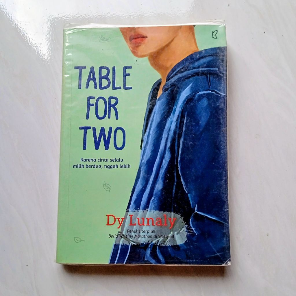 โต๊ะ Wattpad สําหรับสองนวนิยาย โดย Dy Lunaly