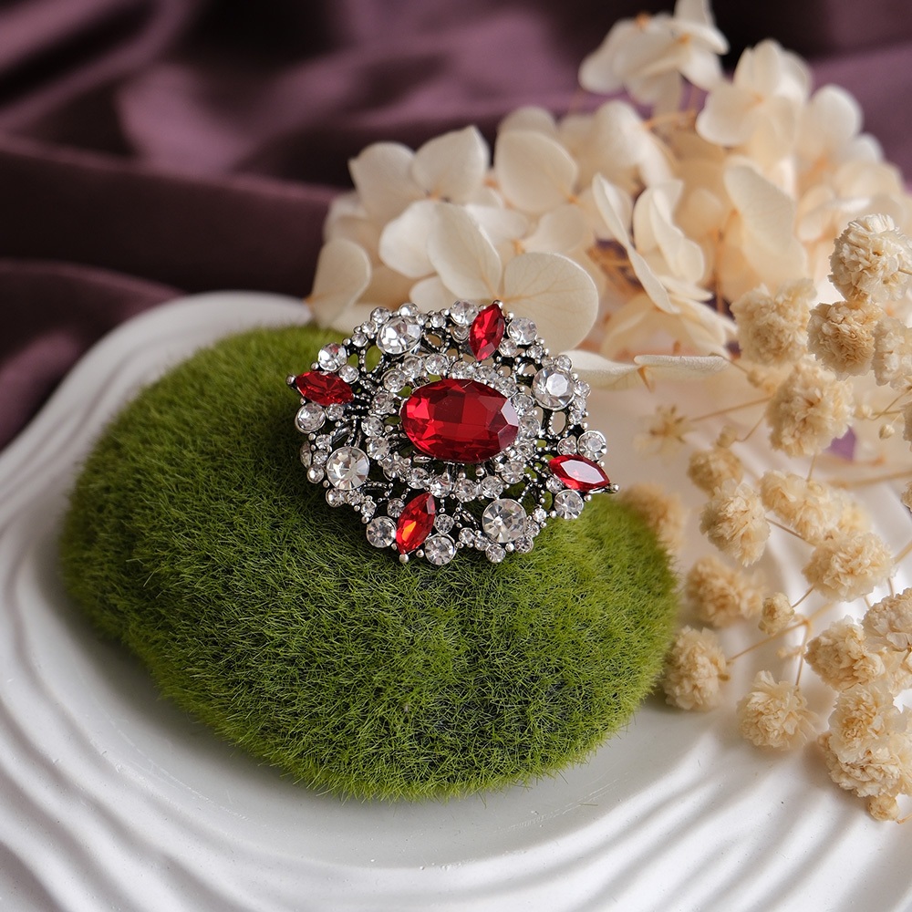 Dalyn Premium Handmade Red Crystal Elegant Unique เข็มกลัดคริสตัล / Pin by Solandis