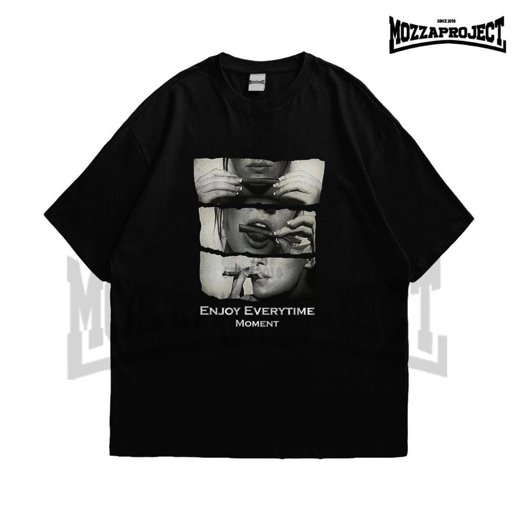 เสื้อยืด Mozzaproject ขนาดใหญ่ Enjoy Moment