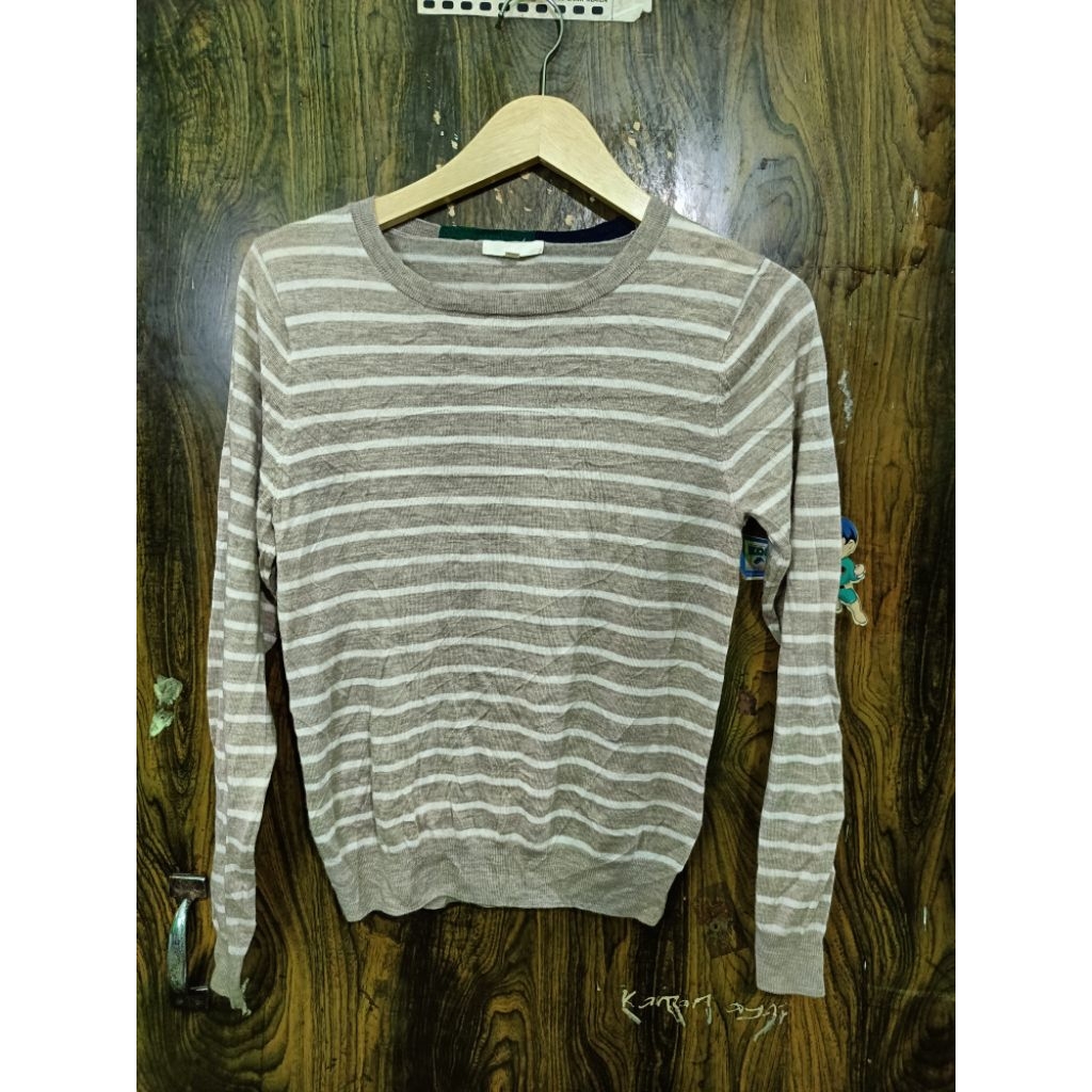 [Preloved] studio Clip Brand Top