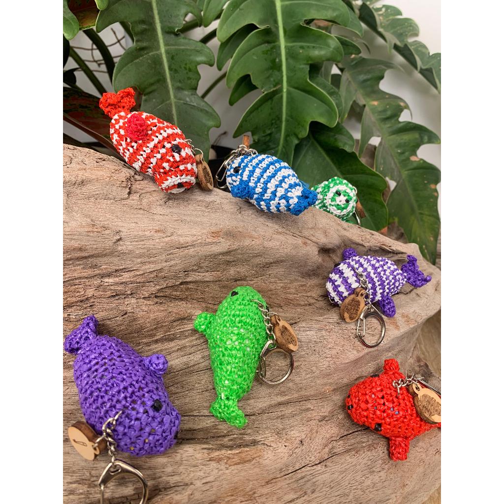 พวงกุญแจ Dugong โครเชต์ Handmade Upcycled พลาสติกถัก Nusa