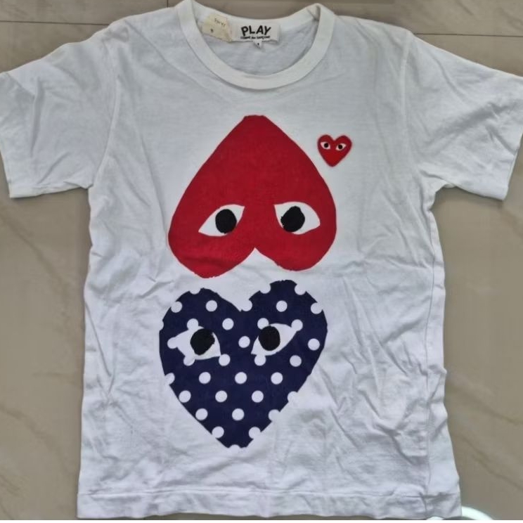 เล่น Come Des Garcons CDG เสื้อยืดสีขาวด้านบนของผู้หญิง Full Tag เสื้อยืดผู้หญิง