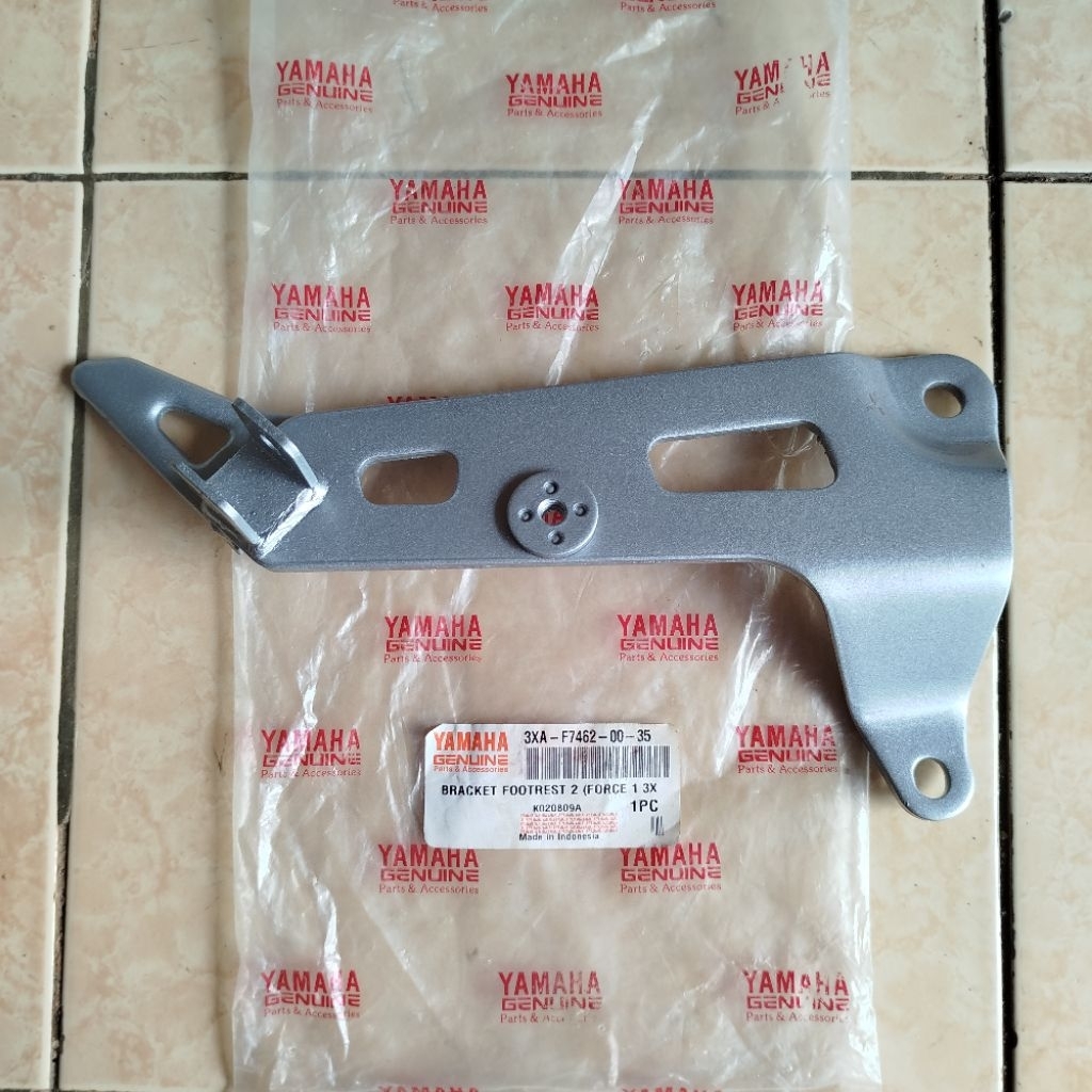 ด้านหลังขวา Footstep Foot Step Mount Bracket FIZR F1ZR F1Z Force 1 One Silver Original YGP 3XA-F7462