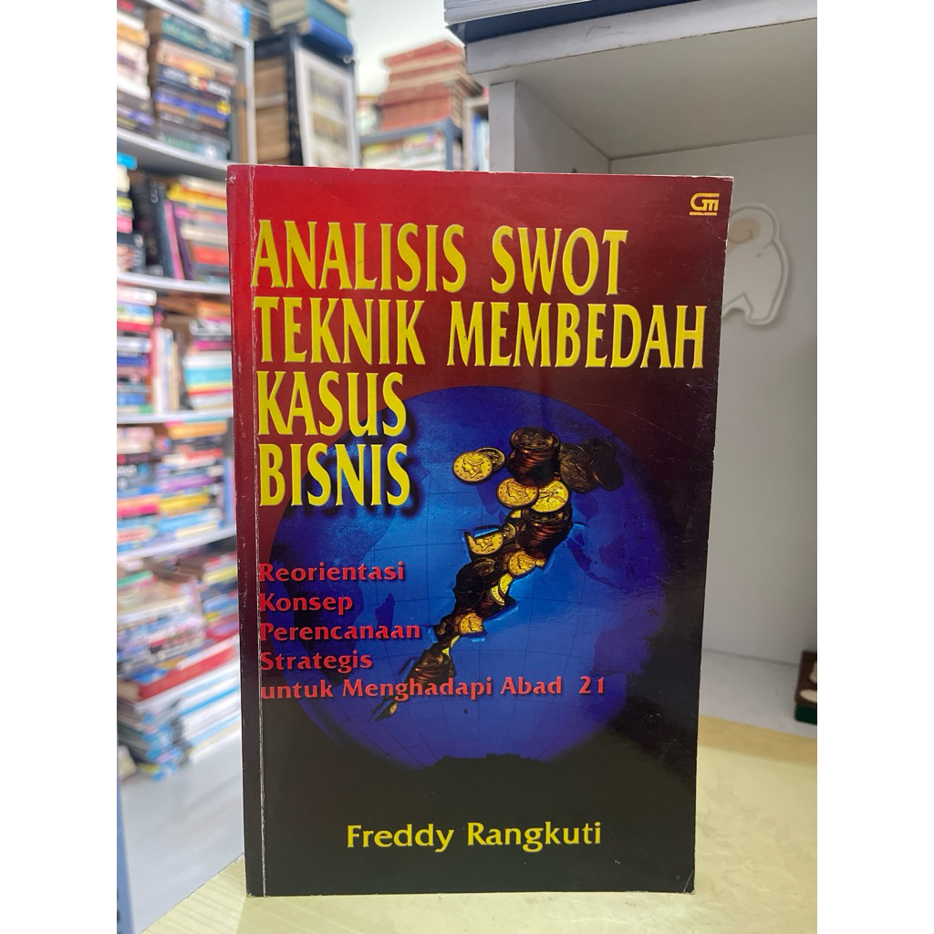 หนังสือ SWOT ANALYSIS บนเคสธุรกิจที่ผ่านการรับรองโดย FREDDY RANGKUTI
