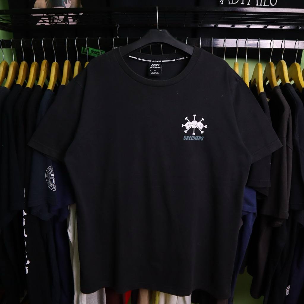 เสื้อยืด Skechers X One Piece Kurohige Jolly Roger