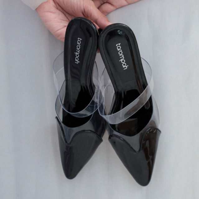 รองเท้าส้นสูงสีดํา Tarompah Queen