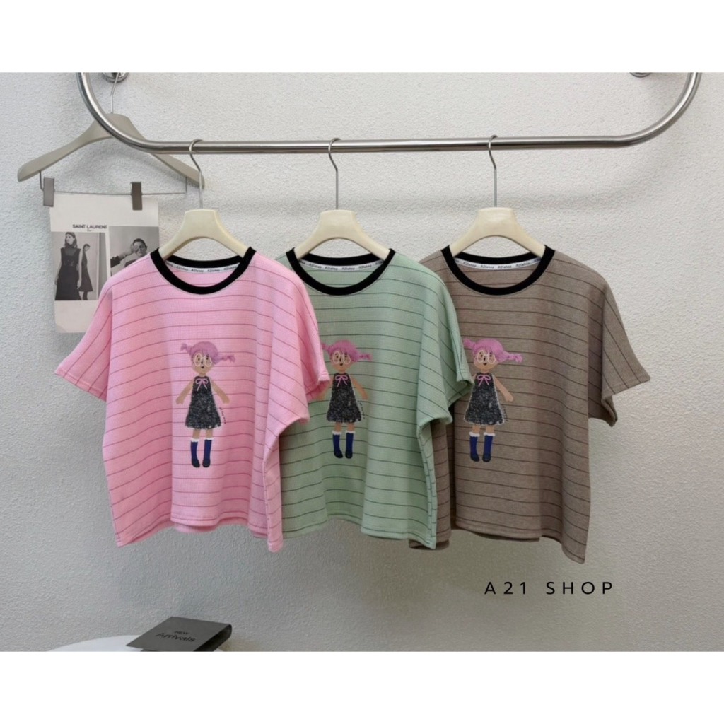 A21SHOP A21 CHOM - ท็อปผู้หญิงพร้อมเสื้อยืดลายทางลายทาง MOTIF พร้อมวิธี