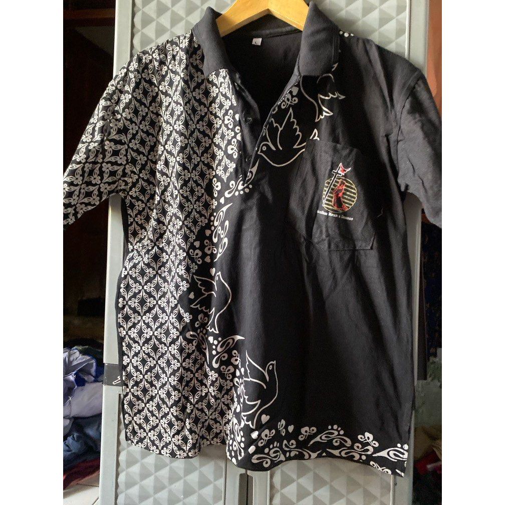 เสื้อโปโลสีดําผ้าบาติก motif - Ld 104cm P 62cm