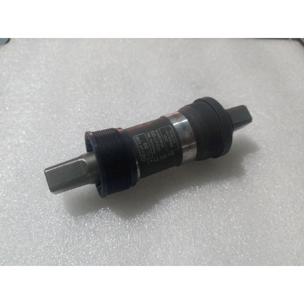BB BOX SHIMANO BOTTOM BRACKET UN26 123 MM สีดํา