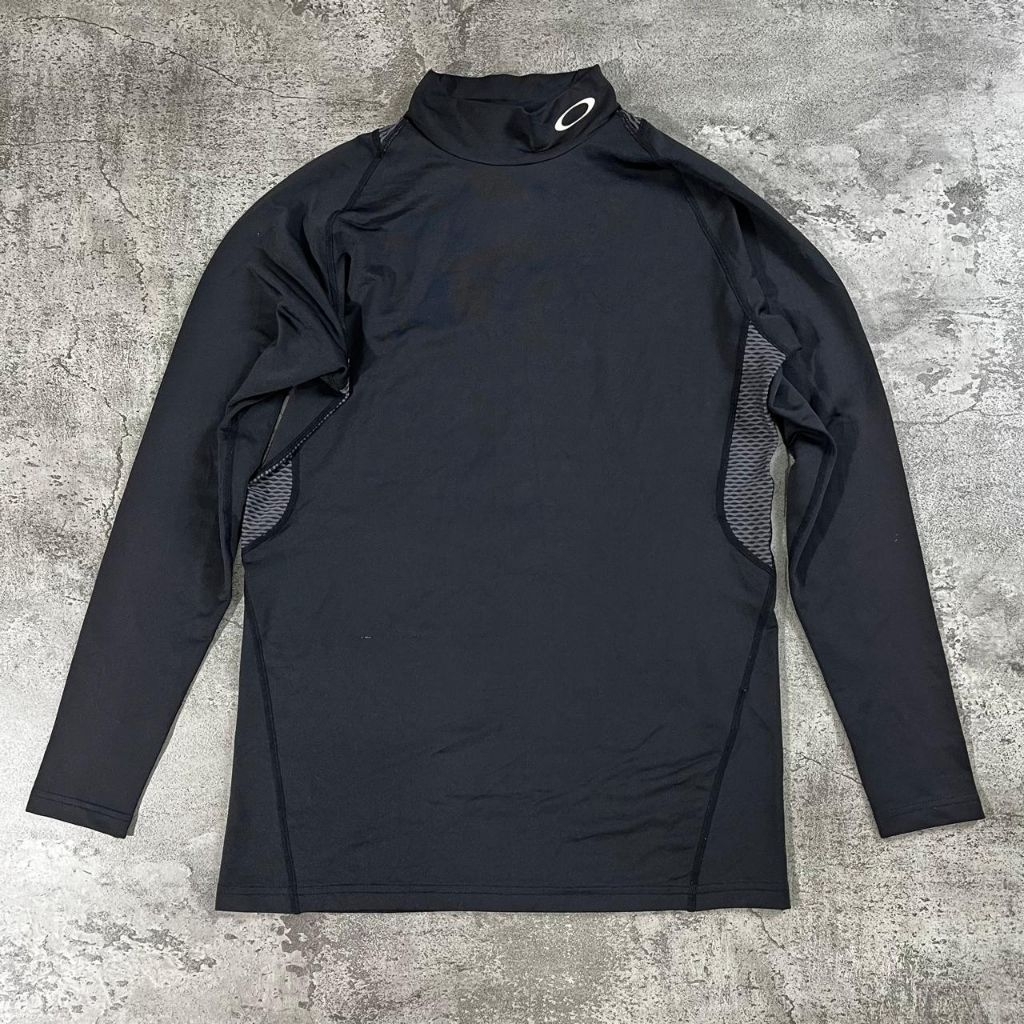 เสื้อยืดสีดํา/ชุดว่ายน้ํา Oakley มือสอง