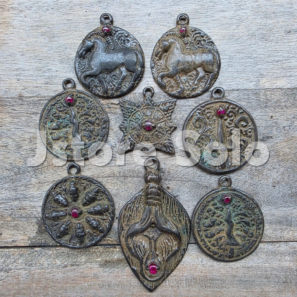 MERAH Maja Bitter Red Stone Siem Bronze สร้อยคอจี้รหัส Js98