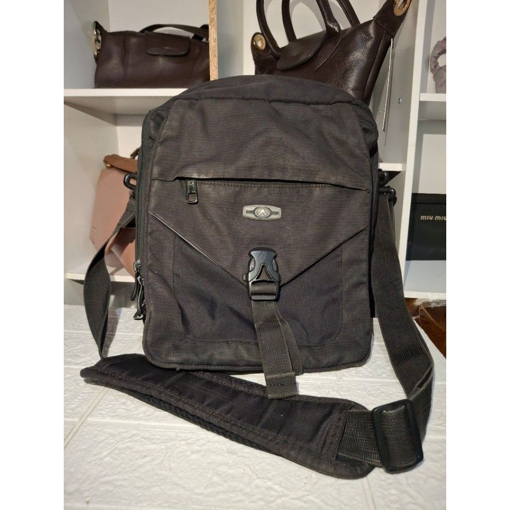 กระเป๋าสะพายข้างผู้ชาย Eiger