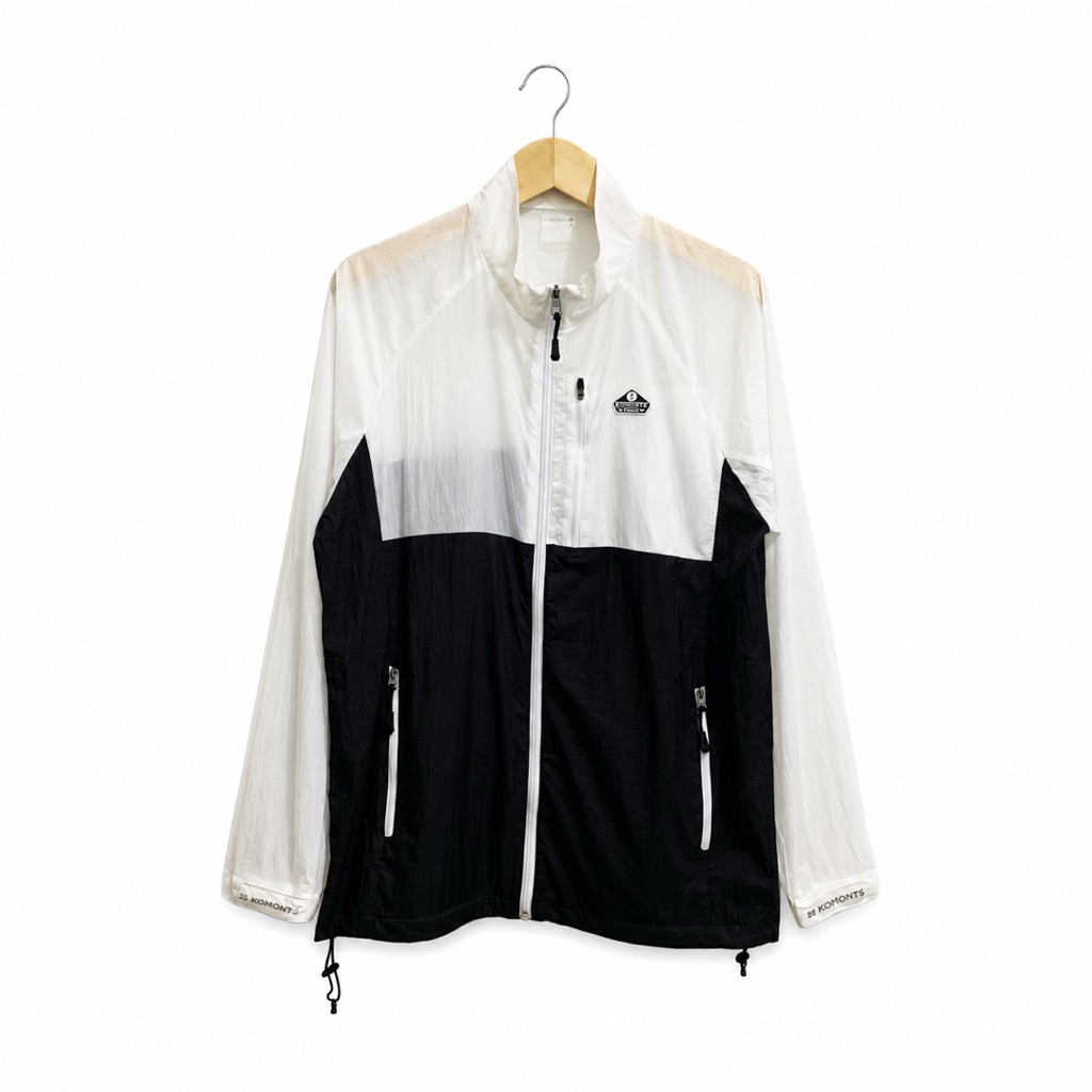 เสื้อแจ็คเก็ตกันลมวิ่งกลางแจ้ง Komont Technical Original White Black Ultralight Original