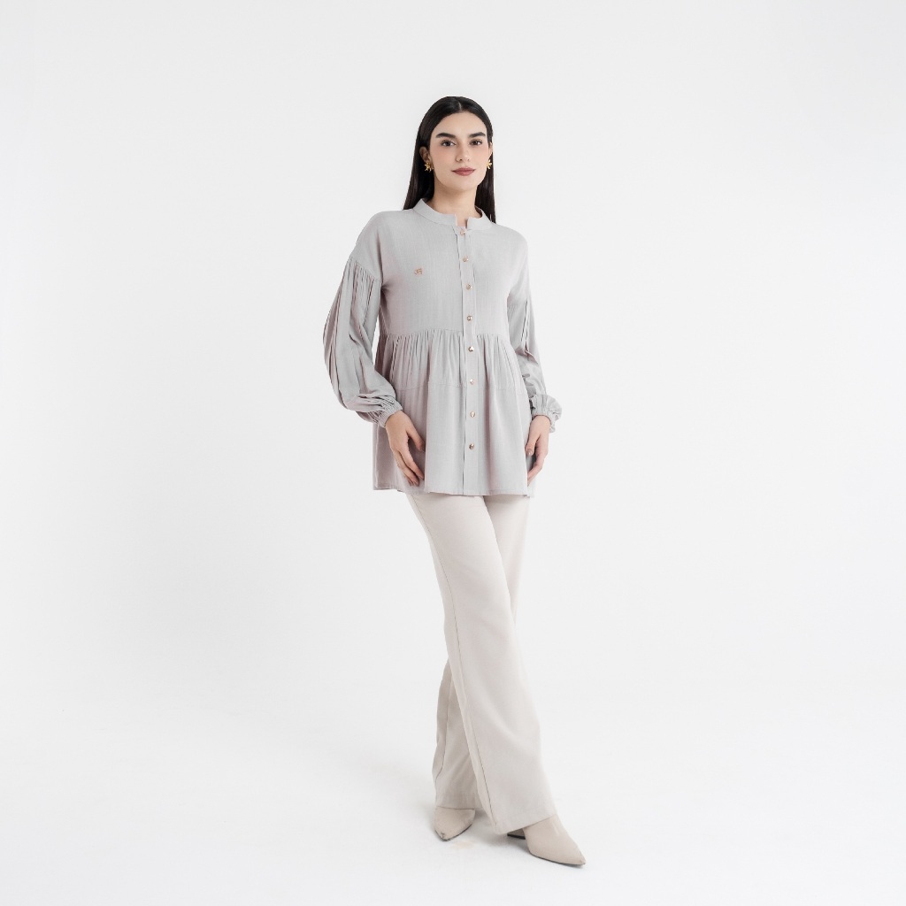 Chantilly - เสื้อ Qyana สี Taupe (ผู้หญิงท็อป)