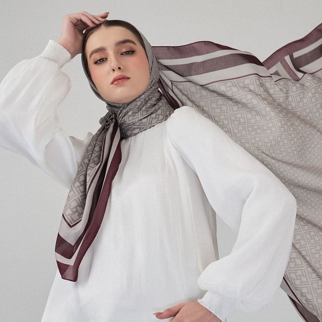 IVAN GUNAWAN PRIVE - Danica Taupe ฮิญาบทรงสี่เหลี่ยม empat ดั้งเดิมโดย Ivan Gunwan Prive