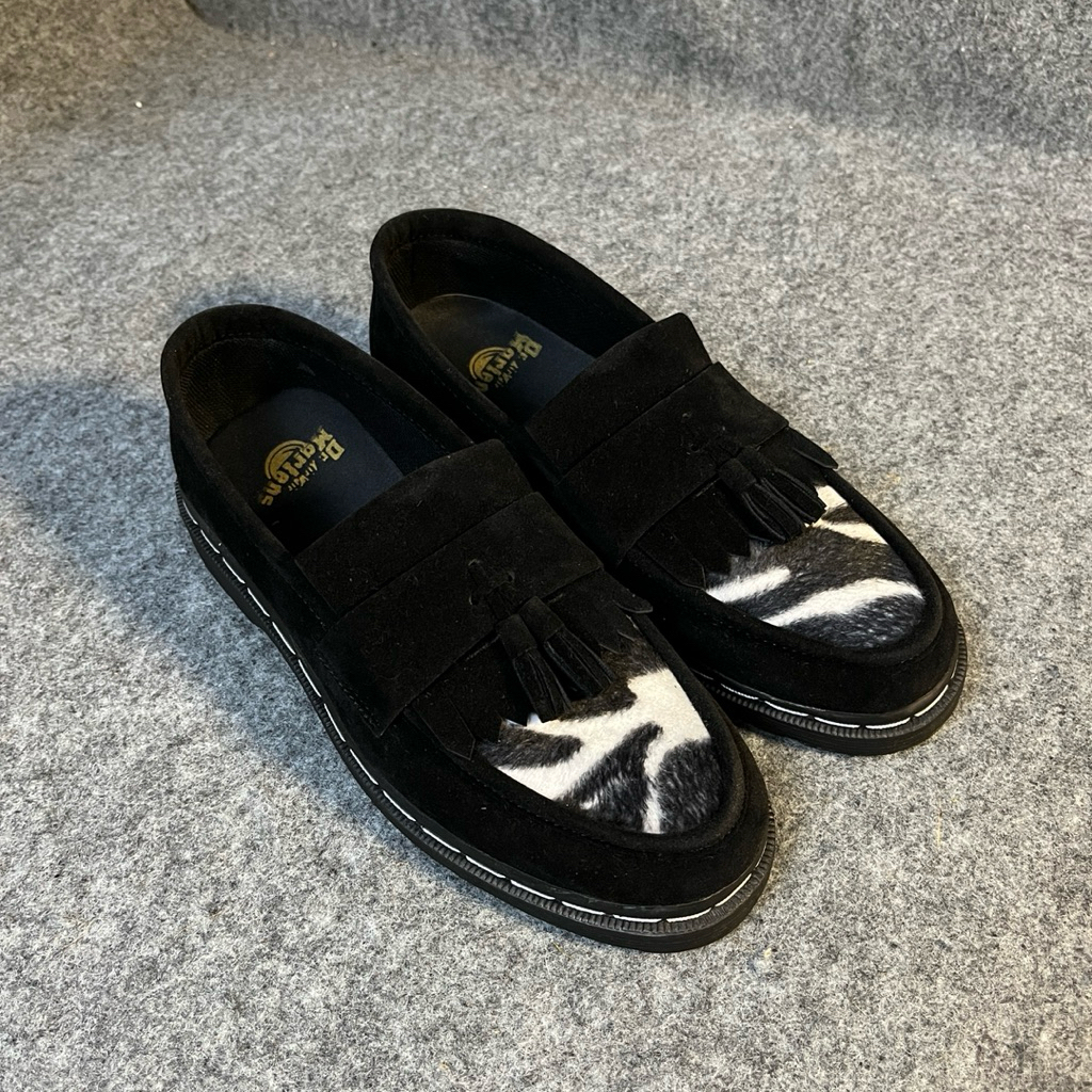 Docmart รองเท้าโลฟเฟอร์เพนนีอย่างเป็นทางการสําหรับผู้ชายสีดําลายม้าลาย