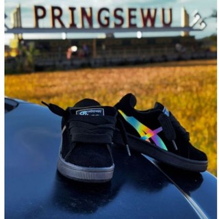Sepatu skate sneaker menyala nyala SB MARRABBUKA warna full hitam terkena cahaya lampu tali busa gemuk gendut terbaru