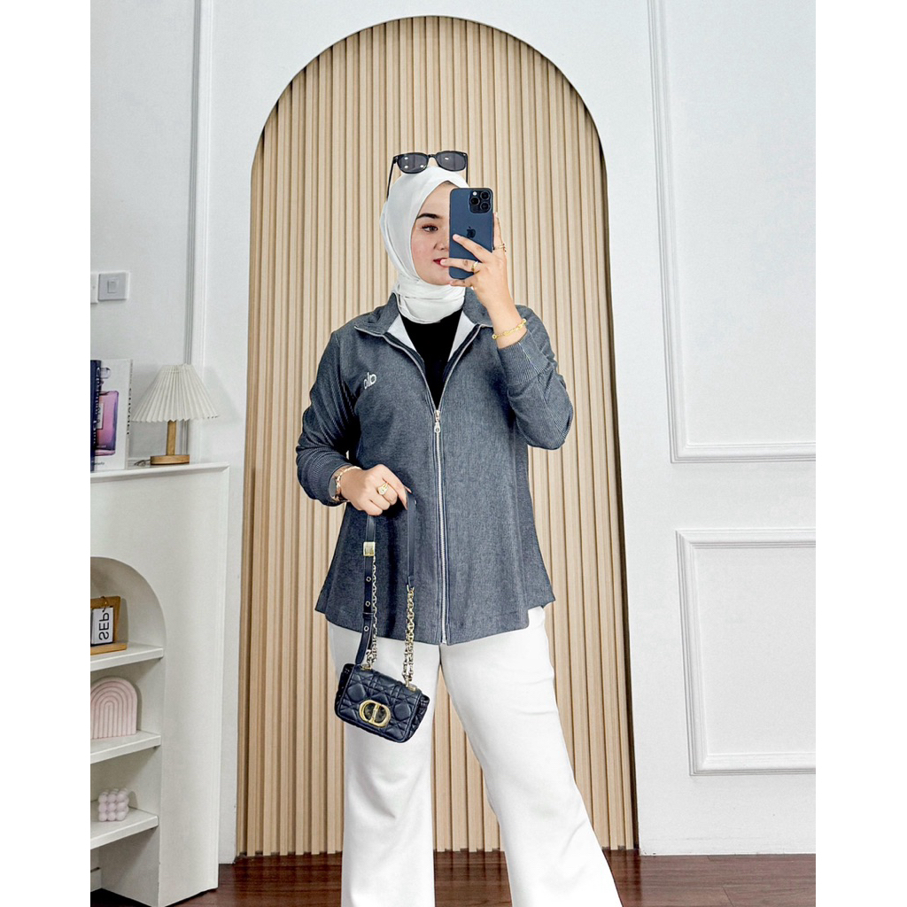 BLOUSE/SWEATER 724**