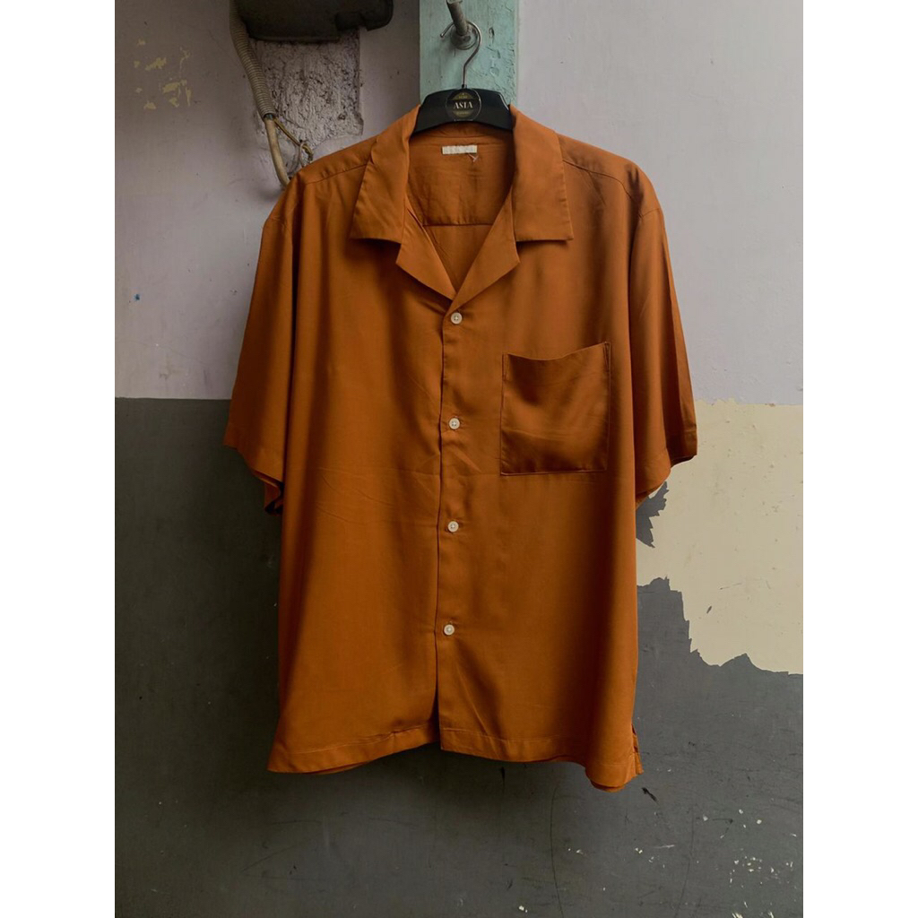 KEMEJA GU เสื้อเชิ้ตแขนสั้นคอปกเปิด