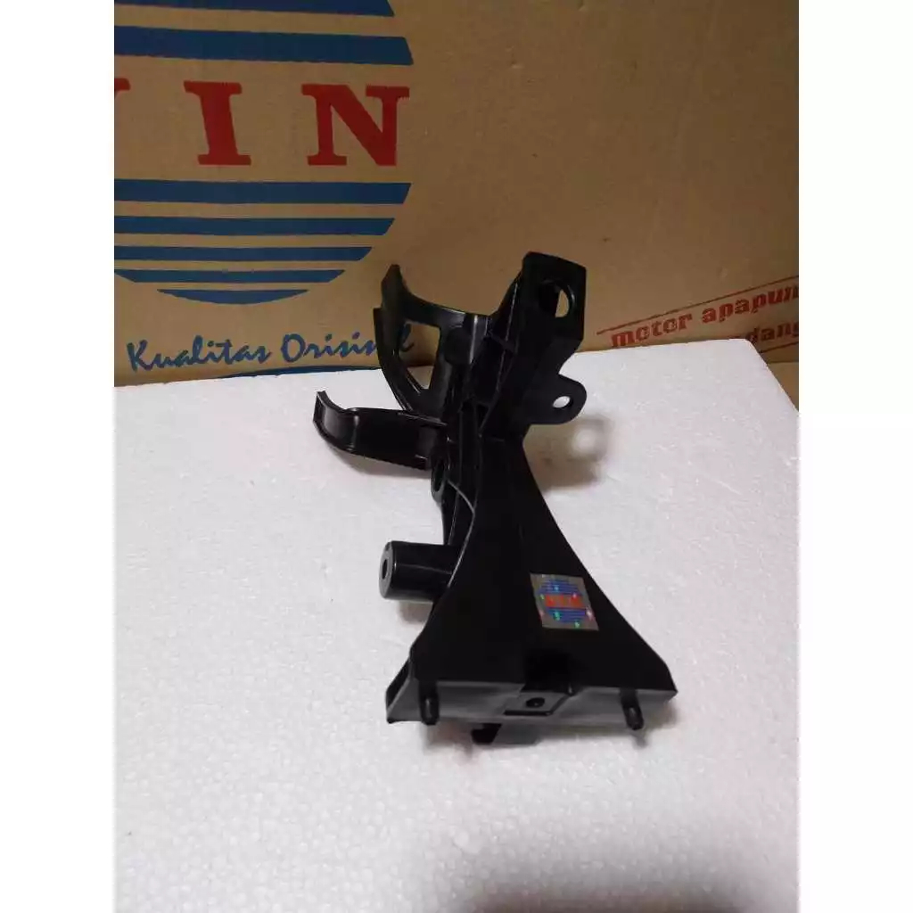 01-B73-319-82AA ขายึดแผงโล่ด้านหน้า Honda Beat Deluxe 2024 WIN