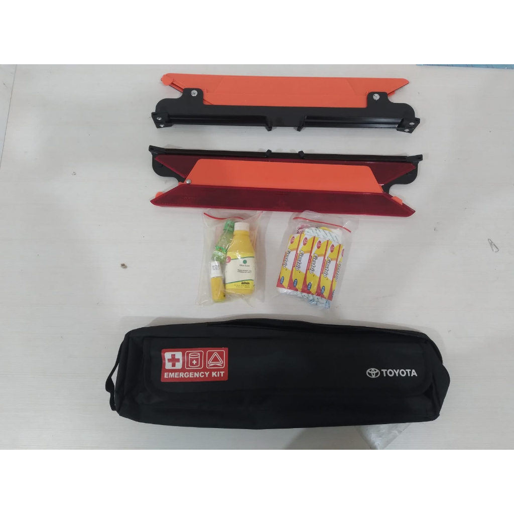 ชุดฉุกเฉิน Safety Triangle & Medicine Box P3K Toyota /P5022-0DA01