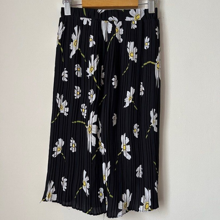 Preloved Floral Black Girl Pants