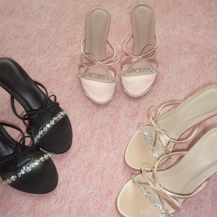 PixFootwear Pix Regina Satin Heel - รองเท้าส้นสูงริบบิ้นผู้หญิง