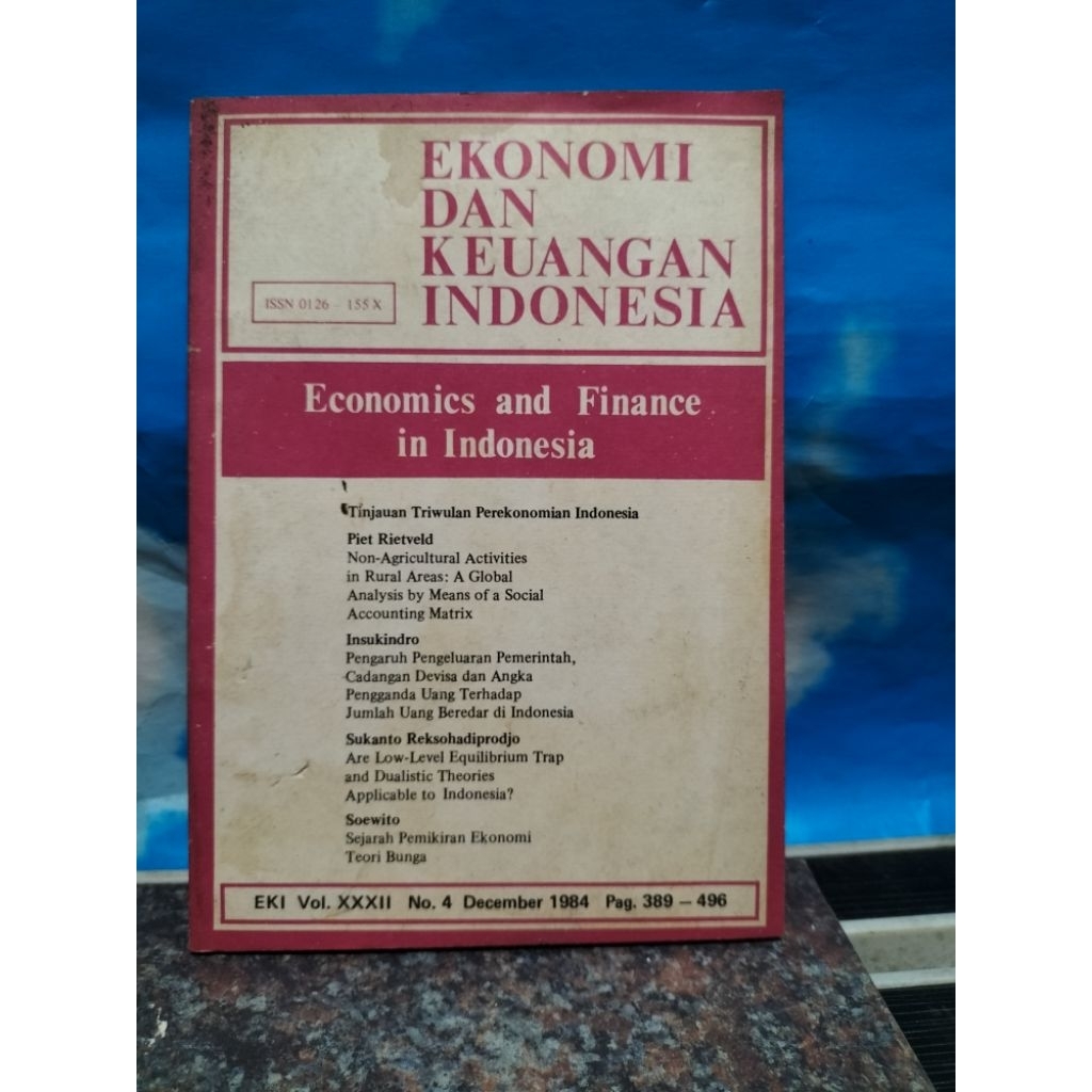 หนังสือ INDONESIAN ECONOMICS และหนังสือการเงินปี 1984 ที่ใช้แล้ว