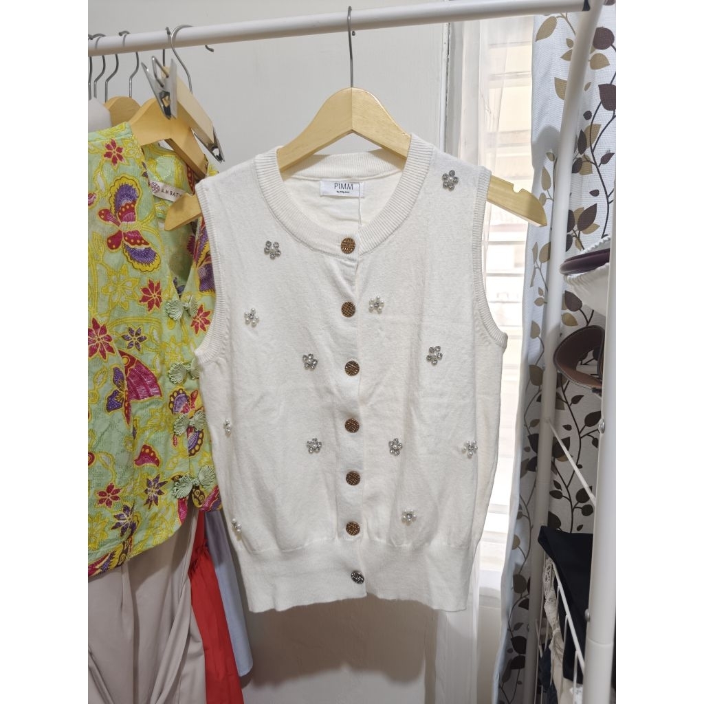 PIMM เสื้อถักแขนกุดเกาหลีพร้อมไข่มุกดอกไม้นําเข้า กทม./BKK สีงาช้าง