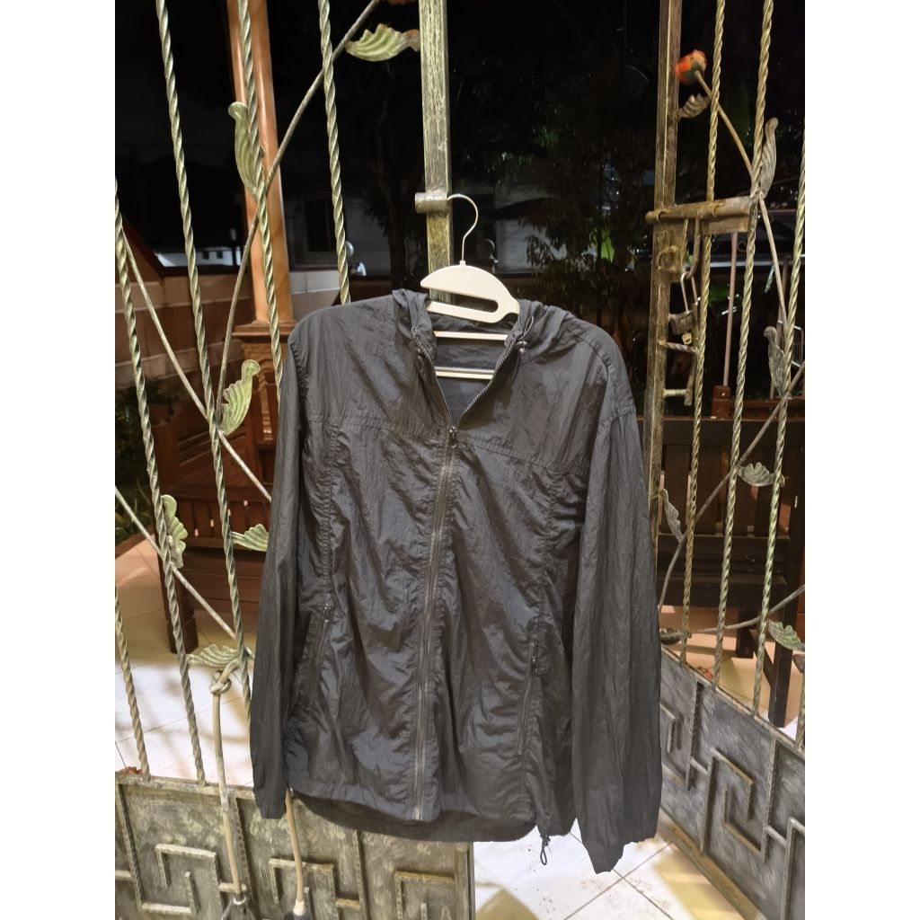 เสื้อแจ็คเก็ตวิ่ง r2 studio สีดํา