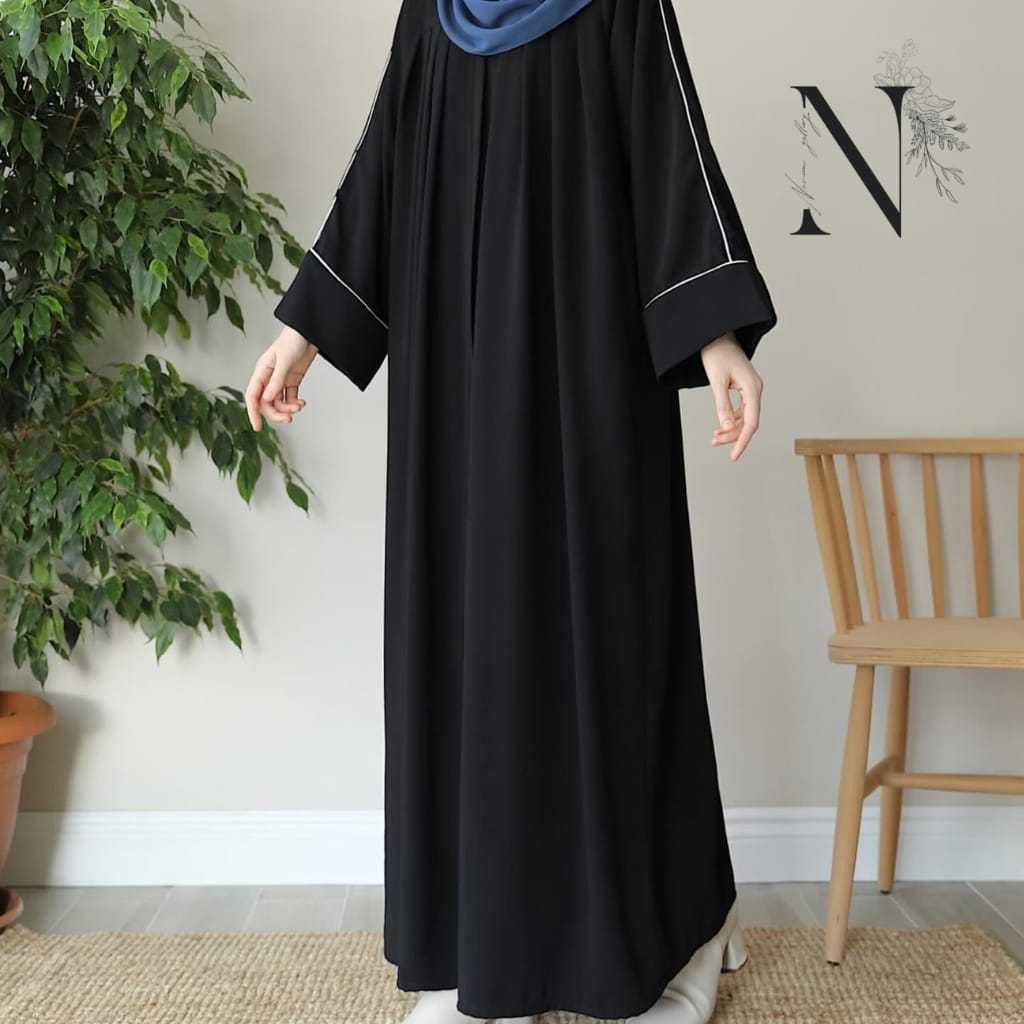 อาหรับล่าสุด Qiana Abaya สําหรับผู้หญิงผู้ใหญ่ - สีดําแถบสีขาว, วัสดุไหลอากาศแบบหดพรีเมี่ยม, มีจําหน่ายในขนาด S, M, L, XL, และ XXL คุณภาพสูงด้วยดีไซน์หรูหราและทันสมัย, เหมาะสําหรับรูปลักษณ์ทันสมัย ทุกวัน