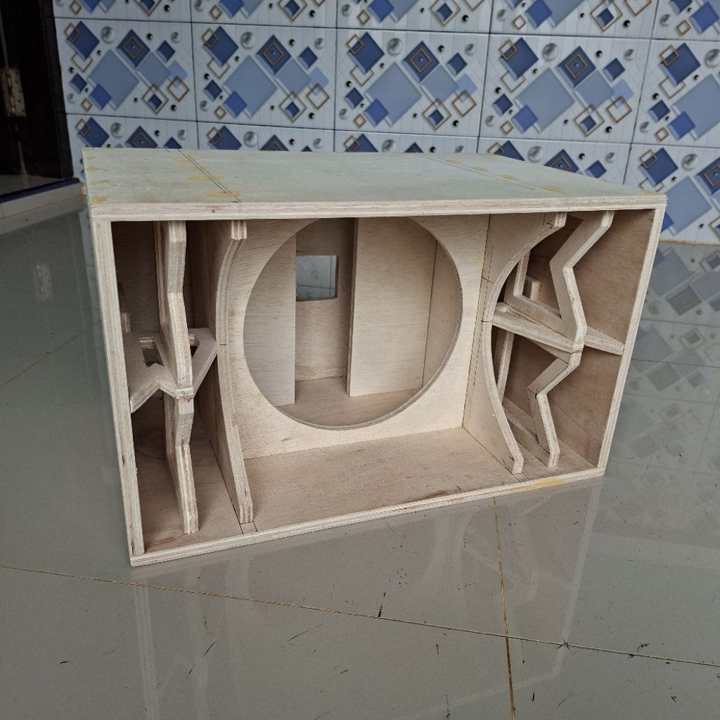 กล่อง NMAX 10 INC 12 MM PLYWOOD