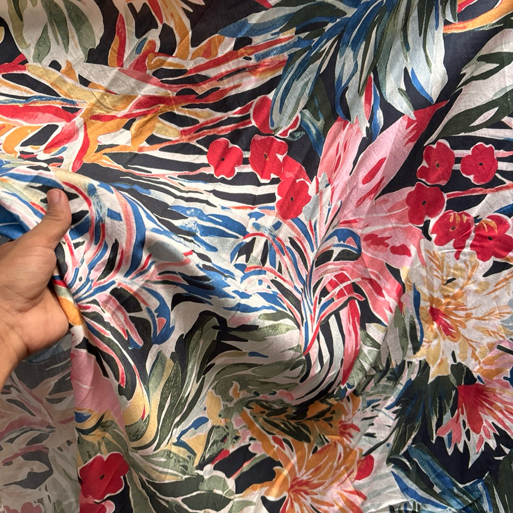 KATUN ผ้าคอตตอนเนื้อเนียนลายนามธรรม | วัสดุเย็นตกสําหรับเดรสเสื้อ (Per 0.5m) Jy