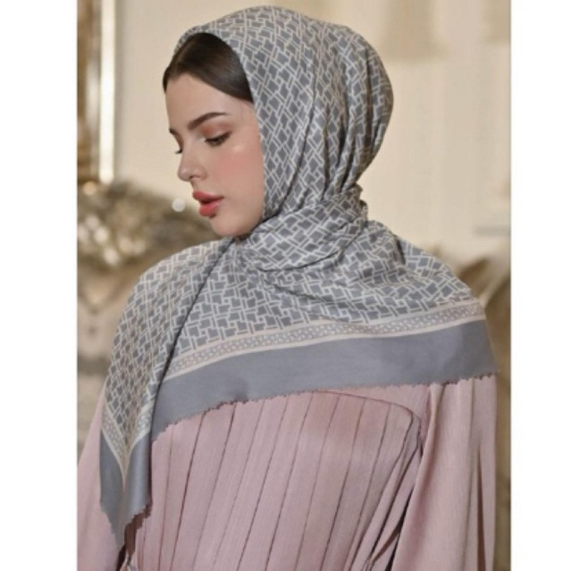 PRIVE Simply Lilac Scarf - Limited Edition Square Hijab By PRIVE VAN GUNAWAN (แถมกล่อง)