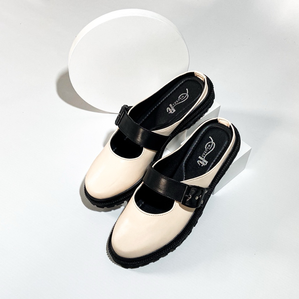 Mauraa - รองเท้าแตะผู้หญิง Serena Ivory พร้อมหัวเข็มขัดสีดํา รองเท้าลุคน่ารัก