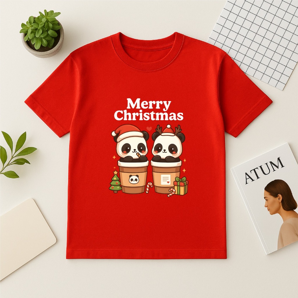 ATUMFASHION - เสื้อยืดคริสต์มาส 2025 วัสดุโพลีคอตตอน Panda cup Christmas Series motif - PA2