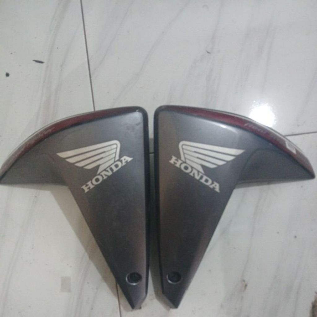 Original honda megapro mono คาร์บูเรเตอร์ฝาครอบปีกด้านหน้า Erased