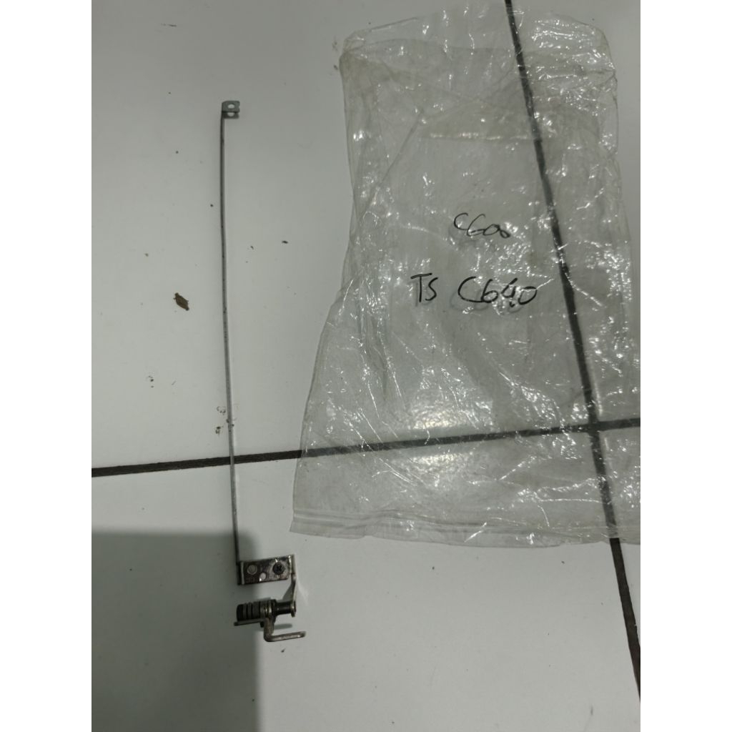 บานพับซ้าย Toshiba C600, C640