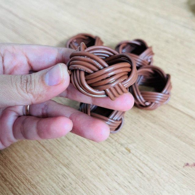 แหวนสีน้ําตาล wogle haduk by pramuka True สามารถปรับแต่งได้ในสีได้