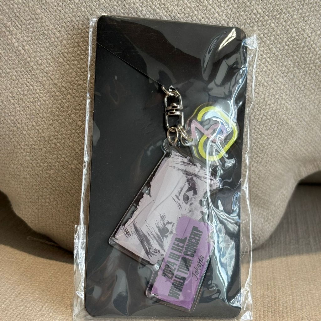 สินค้าอย่างเป็นทางการ IU HEREH คอนเสิร์ตปี 2024: - พวงกุญแจ