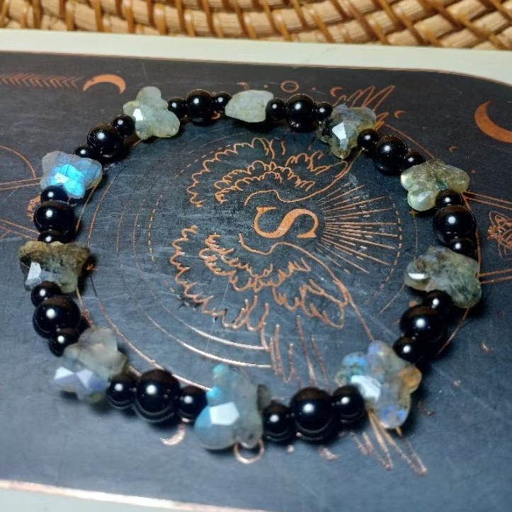 รหัส444.SPR – สร้อยข้อมือหินธรรมชาติผีเสื้อ Labradorite พร้อมทัวร์มาลีนสีดํา HQ
