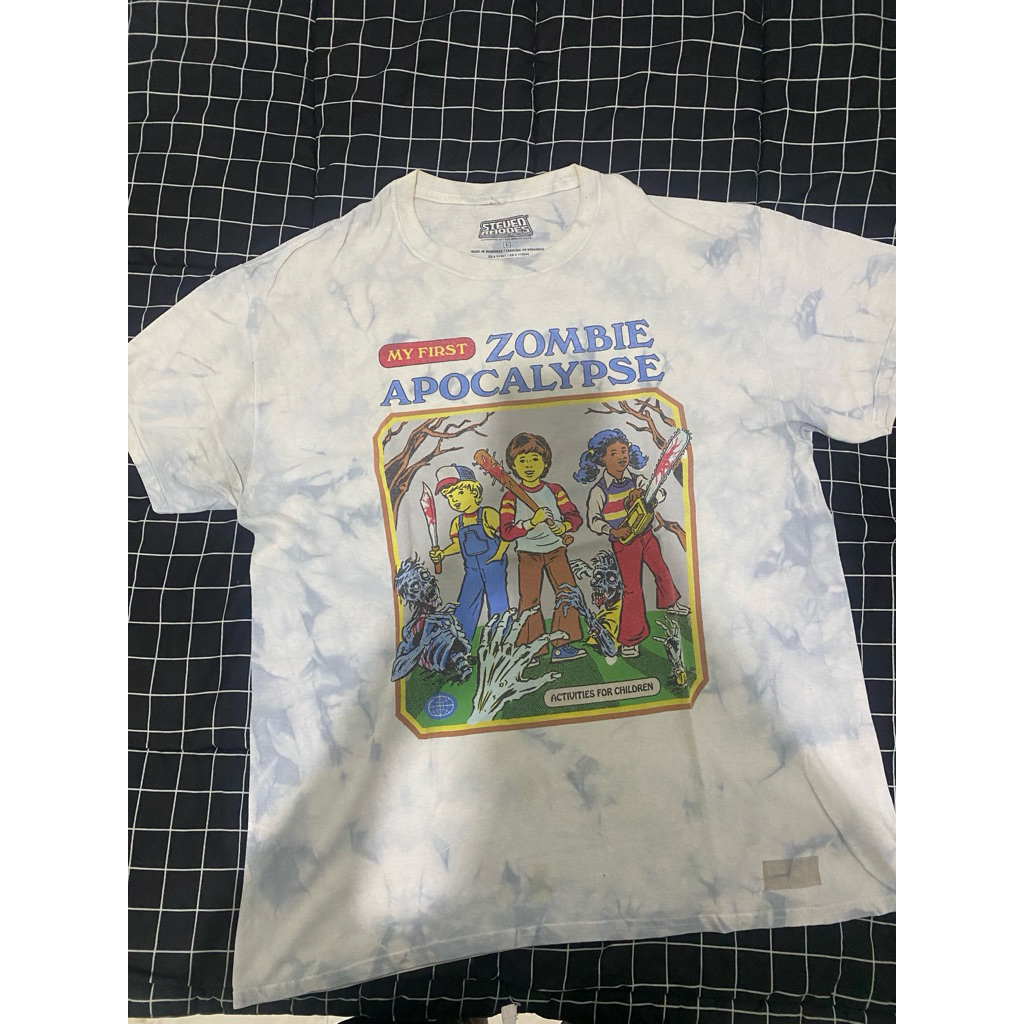 เสื้อยืดกราฟิก My First Zombie Apocalypse Tie Dye – Unisex