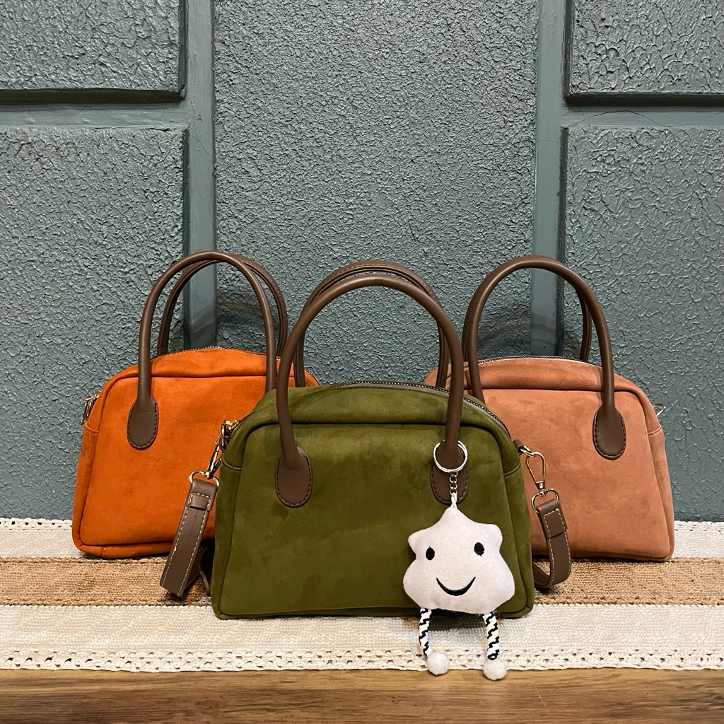 LYN SUEDE bag กระเป๋าสะพายข้างผู้หญิง กระเป๋าสะพายแฟชั่นผู้หญิงล่าสุดฟรีตุ๊กตา