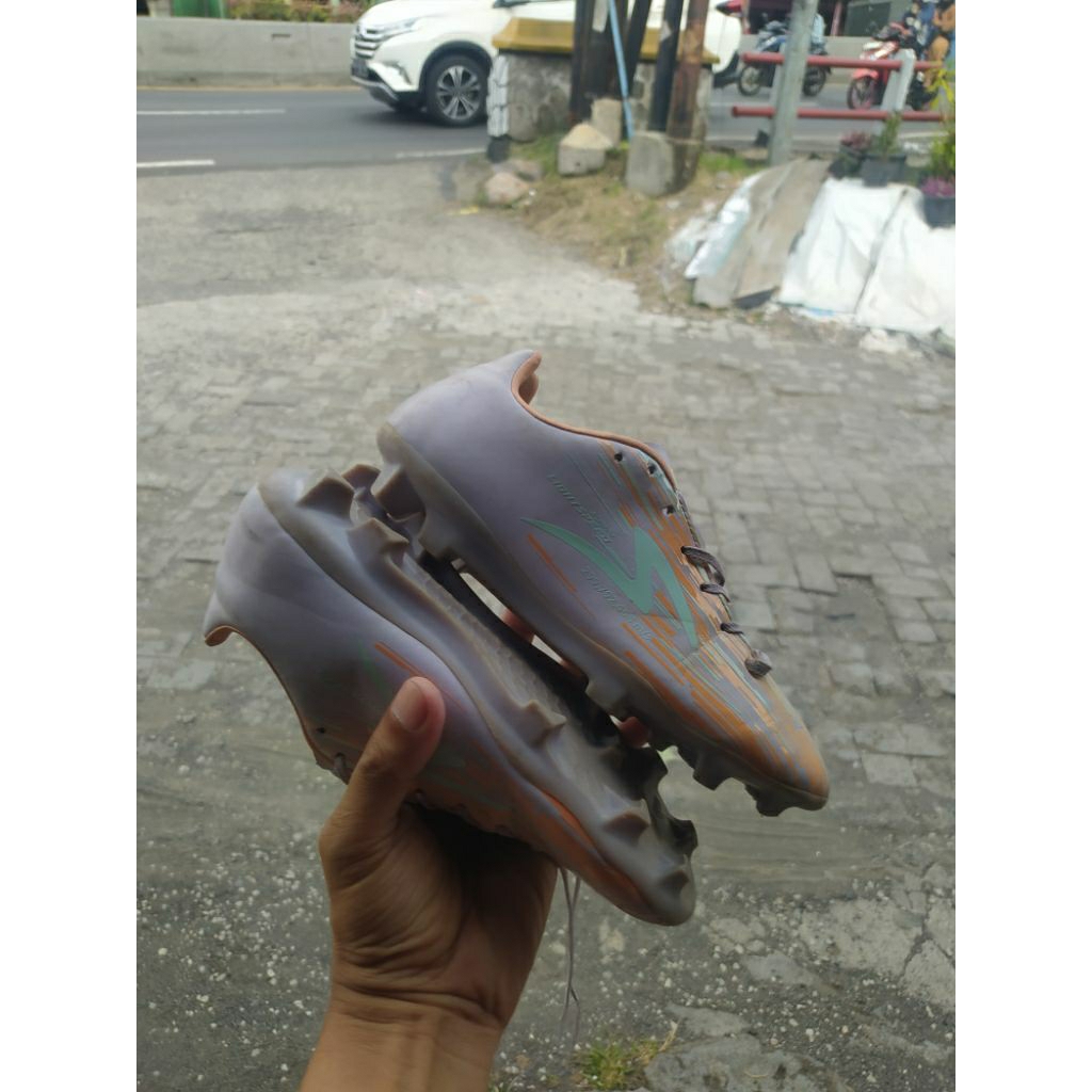 รองเท้าฟุตบอลมือสอง likrnew lighspeed rebotn junior size 34