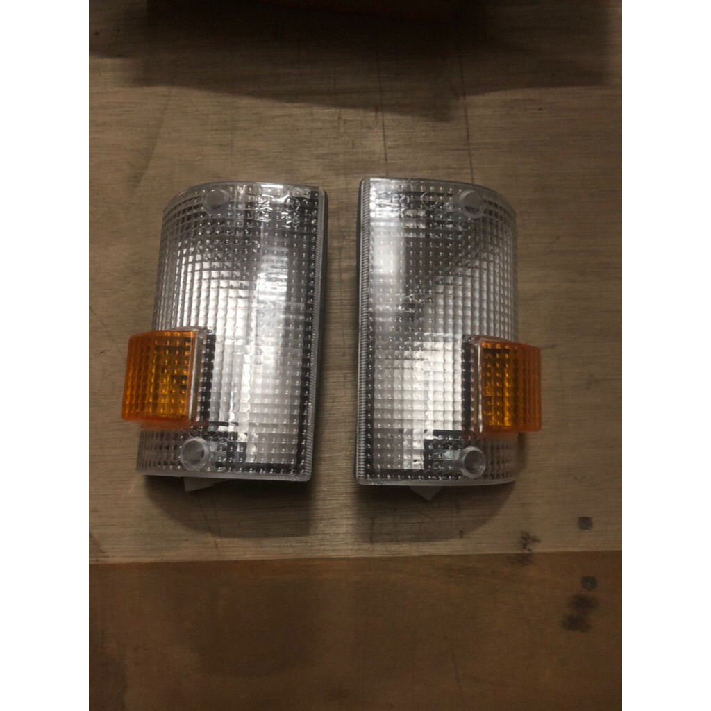 ชุดประกอบโคมไฟไฟเลี้ยว Mitsubishi L300 l300 พร้อมเต้ารับ+สาย