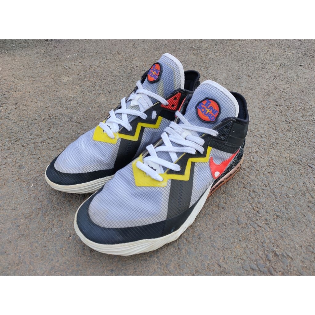 รองเท้าบาสเก็ตบอล Tune Squad Low 18 ไซส์ 43