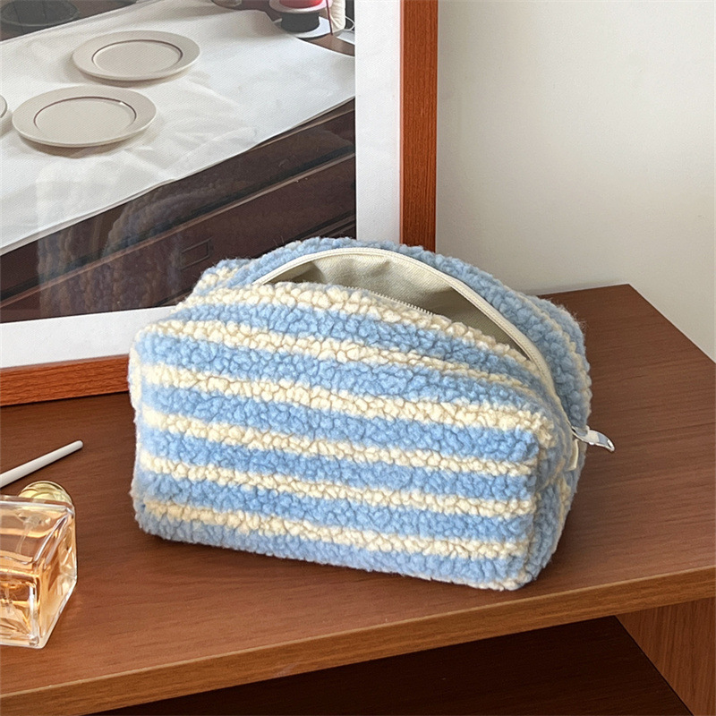 ELSA กระเป๋าเครื่องสําอางกํามะหยี่สีฟ้าลายกระเป๋าแต่งหน้าขนาดใหญ่ขนสัตว์ที่กําหนดเอง AGG03