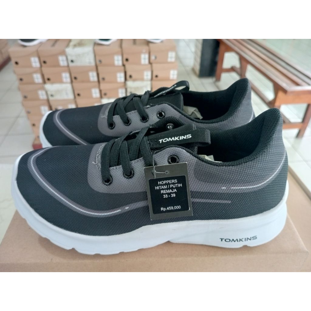 Tomkins HOPPERS รองเท้าสีดําและสีขาวสําหรับวัยรุ่น