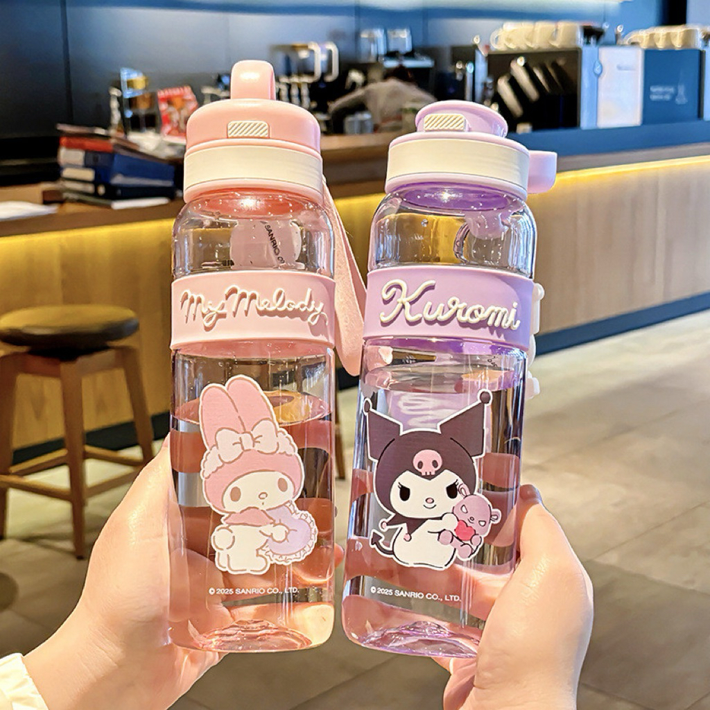 Kuromi 850ml ขวดดื่มป้องกันการรั่วไหลฟรี 2D & 3D สติกเกอร์สายสั้นจับเกรดอาหาร Melody Cinnamonroll